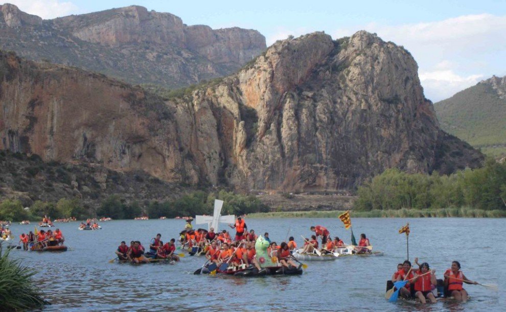 la Trannsegre de Balaguer amb una barca solar