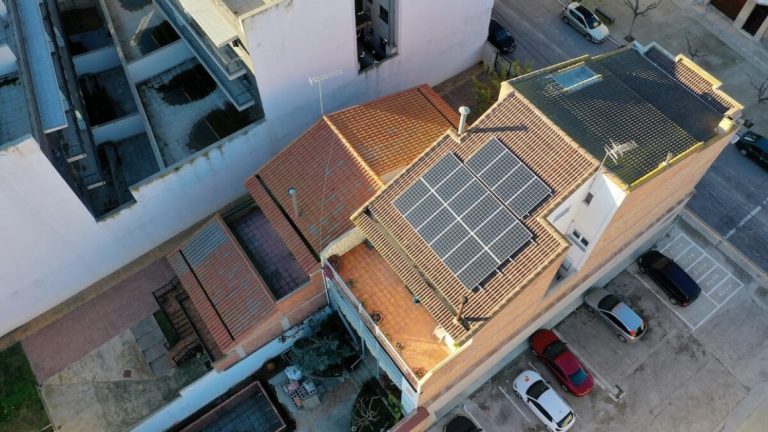 Instal·lació de panells solars a Alcarràs