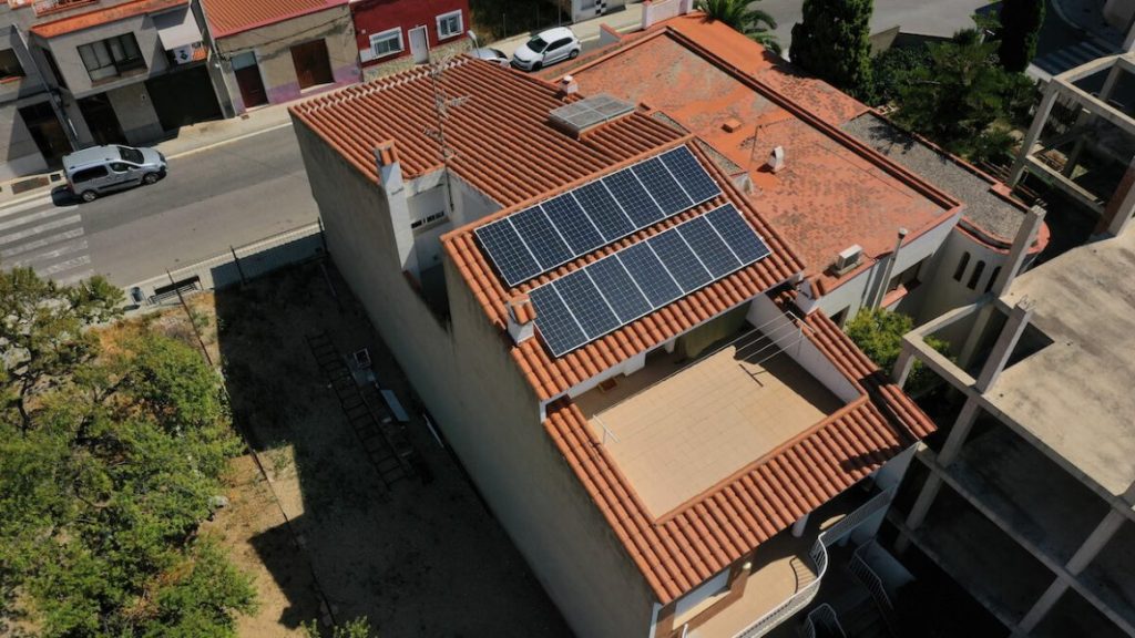 Instal·lació de panells amb bateries reciclades