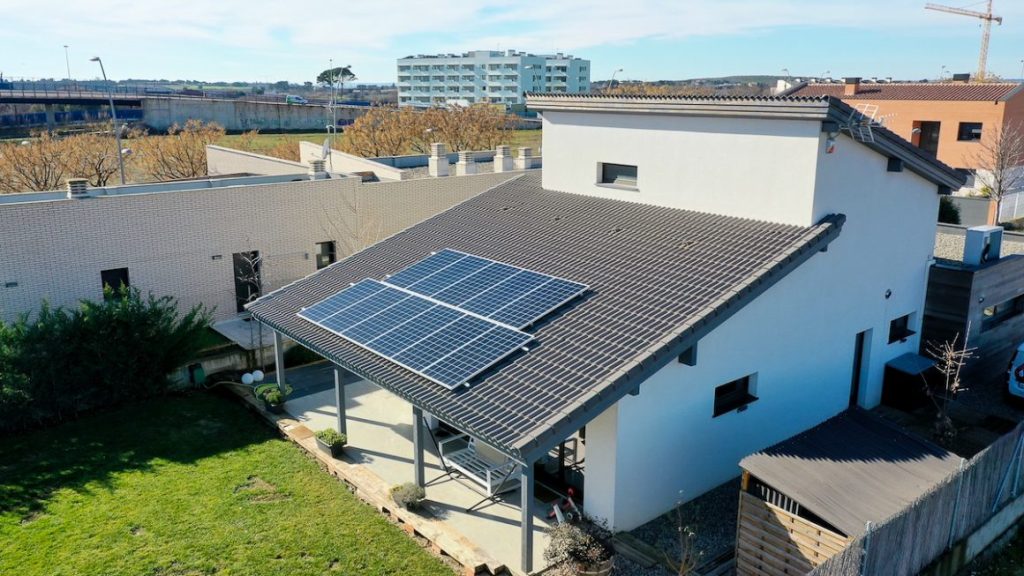 Instal·lació de panells solars a Lleida