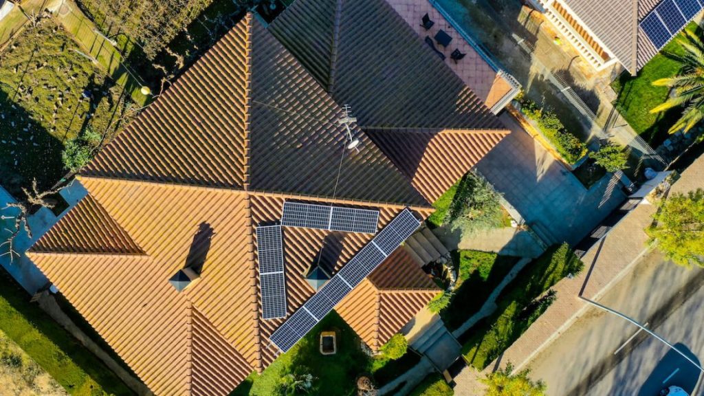 Instal·lació de panells solars a Alcarràs
