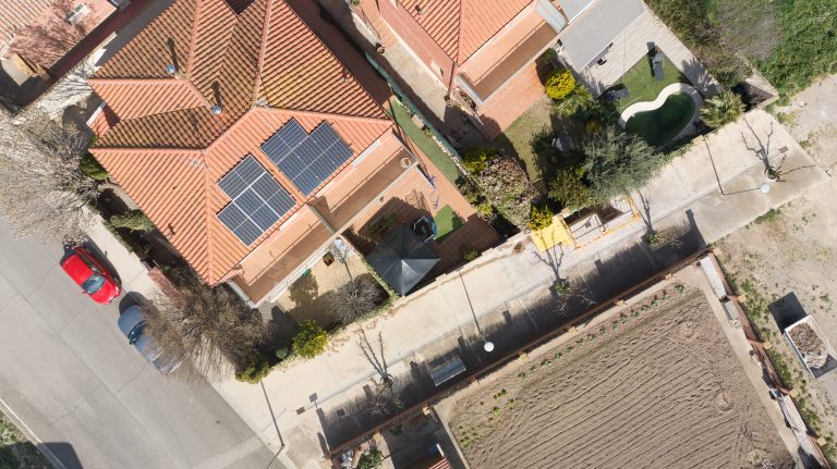 Instalación de paneles solares en Vilanova de Bellpuig