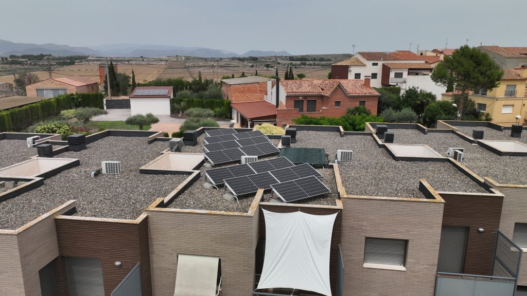 Instal·lació de panells solars a la Ràpita